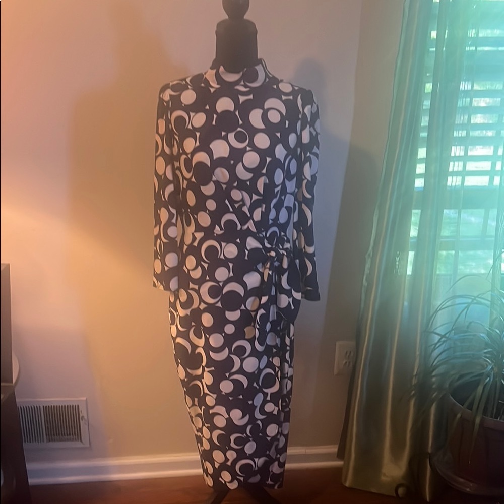 Donna Morgan Blue and Cream Bell Sleeve Sheath Dress